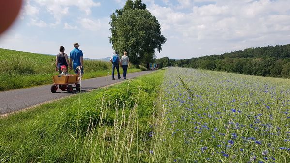 Eltern beim meditativen Paar-Spaziergang mit Schwester Louise